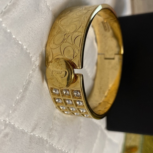 Coach bracelet claps on and off. - Picture 8 of 9